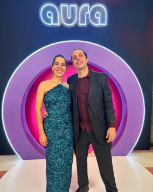 Verónica Bravo Instagram - Anoche festejamos las series en español en los  #premiosaura2024 gracias @aura_series por hacer esto, por invitarme y honrarme con su premio. El hermoso gremio contento y amoroso. Me sentía princesa con mi vestido de @floff_atelier diseñado por @sofiperedo búsquenla, es muy brillante. Yo me pinté y me peiné, @andreabravoe debe estar orgullosa de mí. Fue muy bonito celebrar esto con mi amor #davidgaitán , con todo el equipo de Harina, con @salvitaespinosa , con mi bella agencia @luminamgmt y aplaudir también el enorme talento de @soymemovillegas 
Ojalá que estos premios lo sigan haciendo bien y se posicionen con legitimidad y prestigio. 💜🩷💚