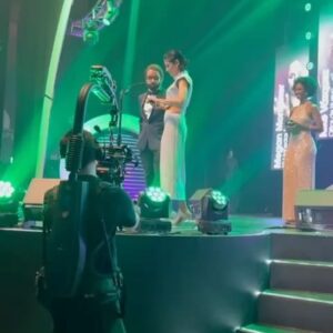 Verónica Bravo Instagram - Anoche festejamos las series en español en los  #premiosaura2024 gracias @aura_series por hacer esto, por invitarme y honrarme con su premio. El hermoso gremio contento y amoroso. Me sentía princesa con mi vestido de @floff_atelier diseñado por @sofiperedo búsquenla, es muy brillante. Yo me pinté y me peiné, @andreabravoe debe estar orgullosa de mí. Fue muy bonito celebrar esto con mi amor #davidgaitán , con todo el equipo de Harina, con @salvitaespinosa , con mi bella agencia @luminamgmt y aplaudir también el enorme talento de @soymemovillegas 
Ojalá que estos premios lo sigan haciendo bien y se posicionen con legitimidad y prestigio. 💜🩷💚