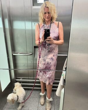 Veronica Ferres Instagram - My favorite travel partner 💕 - Auf dem Weg nach Berlin zu einer sehr coolen neuen Streaming-Serie! Freut euch drauf. ☺️

#lovemyjob
