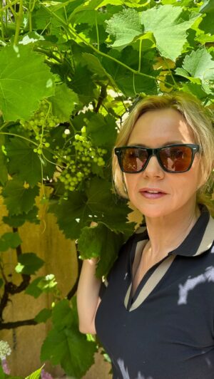 Veronica Ferres Instagram - Wie alt bist du eigentlich? 🕰️

Es ist eine Frage, die besonders Frauen über 40 oft in unangenehme Situationen bringt. Man hat plötzlich Angst es auszusprechen um dadurch als weniger sexy oder cool zu gelten und so auch weniger Arbeit zu bekommen. Das Alter einer Frau ist mehr als nur eine Zahl, es ist ein Ausdruck ihrer Erfahrungen, ihrer Weisheit und ihrer Lebensgeschichte. Wir müssen dieses Thema mit Stolz thematisieren. Jede Falte erzählt eine Geschichte, jede graue Strähne spricht von gelebtem Leben. In unserer Gesellschaft, die oft Jugendlichkeit über alles andere stellt, kann diese Frage schnell als wertend oder respektlos empfunden werden. Es ist wichtig, die Sensibilität und den Respekt zu bewahren, wenn es um das Alter geht. Anstatt zu fragen, wie alt eine Frau ist, sollten wir lieber ihre Errungenschaften feiern, ihre Geschichten hören und den Wert erkennen, den sie in unser Leben bringt – unabhängig von ihrem Alter.

Denn auch Frauen sind wie guter Wein und werden mit der Erfahrung besser! 🍷🚺