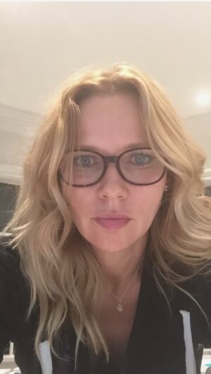 Veronica Ferres Instagram - Raus aus eurer Komfortzone! 😎

Niemand wächst oder entwickelt sich weiter, wenn er sich immer in seinem gesicherten Raum, seiner 
Komfortzone bewegt. Man erlebt erneutes Wissen und Fähigkeiten, die einen selber faszinieren, dass man sie dann kann, wenn man den gesicherten Rahmen verlässt. Neues Wissen und neue Fähigkeiten verleihen euch Flügel! 🪽