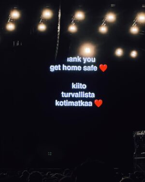 Veronica Verho Instagram - Flow 😭🩷 

Huudan about jokasen keikkavideon taustalla miten onnellinen oon ja se kiteyttää hyvin koko viikonlopun.

*liput saatu @flowfestivalhelsinki