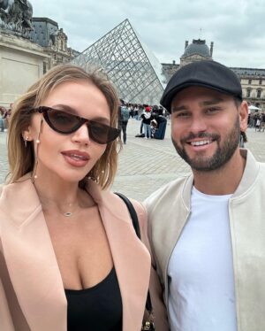 Veronika Dash Instagram - Paris première partie 🇫🇷 Louvre this city (see what I did there 😂) Wearing @revolve x @camilacoelho 🤎 https://rvlv.me/TjM0k2 #revolve #revolvearoundtheworld