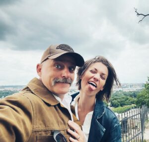 Veronika Macková Instagram - ŠOK! 
Kňour Filmový(86) a Bláznivka Krátkovlasá(12) to dotáhli na dřevo! Neznámý zdroj potvrdil, že vzhledový rozdíl jim nevadí! 
@cermakhynek 
#zaruceneinfo

🪵💍