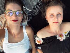 Veronika Macková Instagram - 💞Přítelkyně, kamarádka, spřízněná duše, duše, láska, inspirace, žena, (s)blíženec, vesmírnice, zachránkyně, naslouchadlo, chápadlo, napojenkyně, divadelnice, pracant, umělkyně, tanečnice, hyperaktivice, dělo, řechtadlo, torpédo, jáJsemSeZtratilo, odbornice na angličtinu, herečka, lektorka, zpěvačka, spolužačka, kominda, choreografka, modelka, parťák, spolucestovatelka, bojovnice, odvážnice, talentice, krasavice, sexice, ďáblice, roztomilouš, zmatenice, všudebylka, nadšenkyně, pozitivistka, aktivistka,… 
Myslela jsem si, že blíženci jsou jen dva, ale ONA je nekonečno v jednom a to miluju ❤️‍🔥
@karolina_hyskova děkuju ❣️