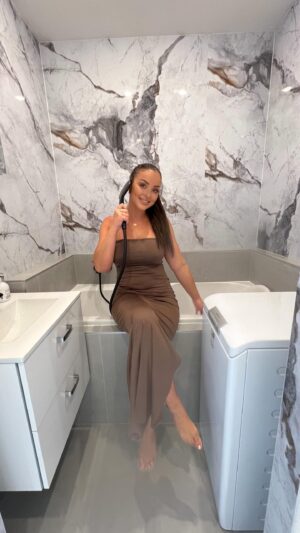 Veronika Nízlová Instagram - Nedavno sme kupili v Leviciach 2izbovy byt, ktory sme cely prerobili a coskoro bude k dispozicii na prenajom. Postupne vam budeme ukazovat vsetky prerabky a zacneme kupelnou a WC. Povodnu kupelnu sme oblepili Flexy Panelmi @flexypanely ktore su tenucke, ohybne a super krasne dizajnove. 🤍🤩
Velkou vyhodou je nizka cena, jednoducha montaz a vysoka odolnost!
Myslim si, ze super premena, co poviete?
#levice#prenajom#byt#kupelna#bathroom#prerabka#flexypanely