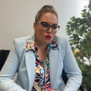 Véronique Cloutier Instagram - Les célébrités, elles sont tout comme nous! Ou presque... 😬😂 Jowanne est très en demande, mais elle a pris le temps de répondre au courrier du coeur de certain·es client·es célébres! 💌

Vous savez ce qui règlerait tous leurs problèmes? Écouter la nouvelle saison de Jowanne, la psy des stars, disponible dès maintenant dans la section Véro.tv d'@icitou.tv EXTRA! 😉