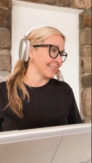 Véronique Cloutier Instagram - La secrétaire fâchée a un message pour vous! 😂 

Véronique et les fantastiques sont de retour dès lundi 15h55! 🥳