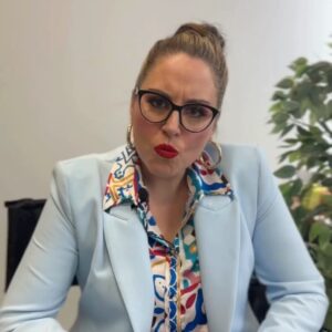 Véronique Cloutier Instagram - Les célébrités, elles sont tout comme nous! Ou presque... 😬😂 Jowanne est très en demande, mais elle a pris le temps de répondre au courrier du coeur de certain·es client·es célébres! 💌

Vous savez ce qui règlerait tous leurs problèmes? Écouter la nouvelle saison de Jowanne, la psy des stars, disponible dès maintenant dans la section Véro.tv d'@icitou.tv EXTRA! 😉
