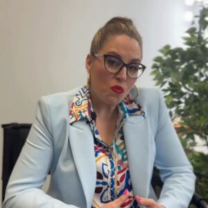 Véronique Cloutier Instagram - Les célébrités, elles sont tout comme nous! Ou presque... 😬😂 Jowanne est très en demande, mais elle a pris le temps de répondre au courrier du coeur de certain·es client·es célébres! 💌

Vous savez ce qui règlerait tous leurs problèmes? Écouter la nouvelle saison de Jowanne, la psy des stars, disponible dès maintenant dans la section Véro.tv d'@icitou.tv EXTRA! 😉