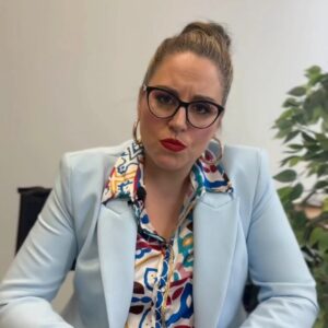 Véronique Cloutier Instagram - Les célébrités, elles sont tout comme nous! Ou presque... 😬😂 Jowanne est très en demande, mais elle a pris le temps de répondre au courrier du coeur de certain·es client·es célébres! 💌

Vous savez ce qui règlerait tous leurs problèmes? Écouter la nouvelle saison de Jowanne, la psy des stars, disponible dès maintenant dans la section Véro.tv d'@icitou.tv EXTRA! 😉