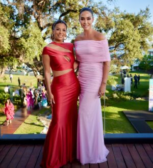 Vicky Martín Berrocal Instagram - L A  G A L A 🤍 

Gracias @evalongoria por enseñarme tan de cerca tu compromiso y tu trabajo incansable en labores sociales. Tu generosidad y entrega son ejemplares como ejemplar es la gran familia que te rodea. 
@mariarbravo es un claro ejemplo de ello. Que corazón el tuyo ☺️
Y lo recalco porque es absolutamente abrumador ver que todoooooo lo que os rodea está lleno de verdad, de humildad y de cariño aunque después de conoceros, no podía ser de otra manera. 
Qué honor acompañarte en esta gala y aprender que el éxito solo y exclusivamente vale, para elevar a los demás y crear una diferencia positiva en el mundo. 
@globalgiftfoundation #globalgiftgala 

Todos los vestidos que veis en este post son de @victoria.coleccion Estudio. 
📸 @manuelmartosc