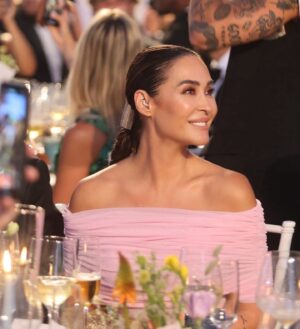 Vicky Martín Berrocal Instagram - L A  G A L A 🤍 

Gracias @evalongoria por enseñarme tan de cerca tu compromiso y tu trabajo incansable en labores sociales. Tu generosidad y entrega son ejemplares como ejemplar es la gran familia que te rodea. 
@mariarbravo es un claro ejemplo de ello. Que corazón el tuyo ☺️
Y lo recalco porque es absolutamente abrumador ver que todoooooo lo que os rodea está lleno de verdad, de humildad y de cariño aunque después de conoceros, no podía ser de otra manera. 
Qué honor acompañarte en esta gala y aprender que el éxito solo y exclusivamente vale, para elevar a los demás y crear una diferencia positiva en el mundo. 
@globalgiftfoundation #globalgiftgala 

Todos los vestidos que veis en este post son de @victoria.coleccion Estudio. 
📸 @manuelmartosc