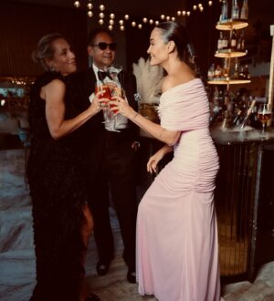 Vicky Martín Berrocal Instagram - L A  G A L A 🤍 

Gracias @evalongoria por enseñarme tan de cerca tu compromiso y tu trabajo incansable en labores sociales. Tu generosidad y entrega son ejemplares como ejemplar es la gran familia que te rodea. 
@mariarbravo es un claro ejemplo de ello. Que corazón el tuyo ☺️
Y lo recalco porque es absolutamente abrumador ver que todoooooo lo que os rodea está lleno de verdad, de humildad y de cariño aunque después de conoceros, no podía ser de otra manera. 
Qué honor acompañarte en esta gala y aprender que el éxito solo y exclusivamente vale, para elevar a los demás y crear una diferencia positiva en el mundo. 
@globalgiftfoundation #globalgiftgala 

Todos los vestidos que veis en este post son de @victoria.coleccion Estudio. 
📸 @manuelmartosc