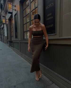 Vicky Martín Berrocal Instagram - Ayer me apeteció subirme al tacón y así me fui a una cenita de verano😍
Por cierto le he cogido gusto yo a esto de los vestidos marrones. Aviso, ni es el primero que me veis, ni será el último 😜