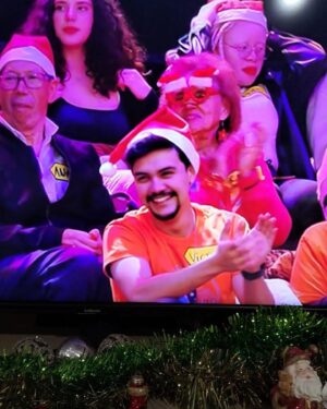 Victor Aguiar Instagram - Ajudante de papai noel passando na sua timeline hahahah esse take é do programa @oprecocerto onde tive a chance de conhecer mais dos bastidores da televisão Portuguesa 🇵🇹😍

Obrigado @lania.silva.9 pelo clique ❤️