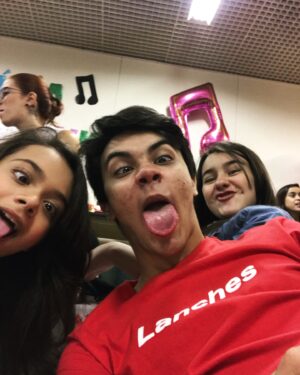 Victor Aguiar Instagram - Há exatos 18 anos atrás a minha vida se transformaria por completo. A chegada das minhas princesas veio pra mudar tudo, pra ensinar muito, mas principalmente pra colorir a vida de quem as conhece! 

Isabella e Raquel vocês são luz na minha vida! Trouxeram consigo uma missão pra minha vida e eu acolho ela comigo até o fim! Obrigado por me proporcionarem a chance de ser um irmão mais velho, a honra de ser irmão de vocês e por ser tão amado e querido! Vocês são tudo pra mim! 💞

Que essa nova fase seja repleta de conquistas e realizações! Que vocês tenham muito juízo pra não fazer M&rda (pq agora fia eh cada um por si no mundão 🤣🤣) e que vocês vivam! Mas vivam MUUUUITO! Vivam cada instante porque a vida tá começando agora! 

Com muito amor e carinho

Tato 💙