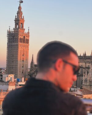 Víctor Elías Instagram - Fotones que me encuentro de mi hermano @frnperea recorriendo Sevilla! 

Love you hermanito! 🫶🏻❤️