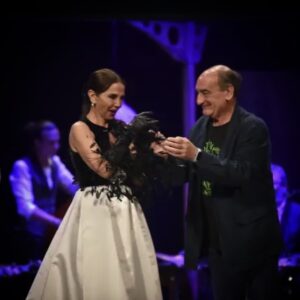 Victoria Abril Instagram - ¡Hola a todos! 🌟

No tengo palabras para expresar lo feliz y honrada que me siento por recibir el prestigioso Premio Luis Buñuel en el Festival de Cine de Huesca. Este reconocimiento no solo es un honor, sino también un recordatorio del increíble viaje que ha sido mi carrera en el cine.

Agradezco de todo corazón al festival y a todos los que han formado parte de mi camino. Gracias por valorar mi trabajo y por este hermoso homenaje. Este premio es para todos los que han creído en mí y me han apoyado incondicionalmente.

Huesca, tienes un lugar especial en mi corazón y ahora más que nunca, me siento profundamente conectada con tu magia y tu pasión por el cine.

¡Nos vemos pronto!

Con todo mi cariño, 
Victoria Abril 🎬❤️

🇫🇷🇫🇷🇫🇷🇫🇷🇫🇷🇫🇷🇫🇷🇫🇷🇫🇷🇫🇷Bien sûr, voici la traduction en français :

—

Bonjour à tous ! 🌟

Je n’ai pas de mots pour exprimer à quel point je suis heureuse et honorée de recevoir le prestigieux Prix Luis Buñuel au Festival du Cinéma de Huesca. Cette reconnaissance est non seulement un honneur, mais aussi un rappel du voyage incroyable qu’a été ma carrière au cinéma.

Je remercie de tout cœur le festival et tous ceux qui ont fait partie de mon parcours. Merci de valoriser mon travail et pour cet hommage magnifique. Ce prix est pour tous ceux qui ont cru en moi et m’ont soutenue inconditionnellement.

Huesca, tu as une place spéciale dans mon cœur et maintenant, plus que jamais, je me sens profondément connectée à ta magie et à ta passion pour le cinéma.

À très bientôt !

Avec tout mon amour, 
Victoria Abril 🎬❤️