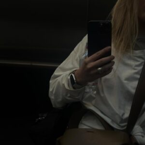 Victoria Agalakova Instagram - вообще, я только недавно поняла, что должна была быть к тебе внимательней. к этим мыслям всерьез я всё никак не могу подготовиться, боюсь рассыпаться, разбиться о свои заблуждения. всё кажется вневременным, бесконечным (даже если ты убеждён в обратном - каждую секунду не думаешь, что всё конечно. в том числе и ты. барахтаешься в темпе вальса вместе со всеми, решаешь какие-то бессмысленные, накопившиеся) - но даже когда я знала, что времени у нас с тобой осталось не много - я не смогла. испугалась честно признать, что ты уходишь медленно и безвозвратно. 
оборачиваясь, 
тихо

крепко чувствую и сильно слышу /355