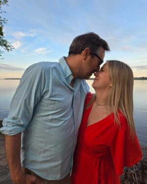 Victoria Charlton Instagram - Bonne fête des pères à @alancharlton2018 bientôt grand-père pour la première fois et @boblechef qui va être le meilleur papa pour bébé C. 💙
Merci à vous deux d’être dans ma vie ☺️