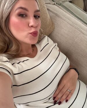 Victoria Charlton Instagram - Juillet dump :
Tournages
Bedaine
Dodo 
💙