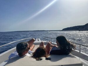 Victoria Maurette Instagram - El amor más grande, el mas eterno que tengo. Mi hija ❤️ Algo bueno hice para que me tocara semejante compañera. La más buena y cariñosa. El tiempo pasa, crecemos juntas y aprendemos a cuidarnos mutuamente. La vida te va sorprendiendo con cosas, que ni te esperas…buenas, malas, de todo tipo. Tan loca que es. Se acerca mi cumple y pienso en los que me rodean, los que están cerca. Como ésta personita que ven conmigo. Y pienso, que el regalo más grande que me puedo dar, es permitirme vivir esta etapa consciente, sana, contenida y presente. Presente con mi familia, mis amores y conmigo. 
En las buenas, y en las no tan buenas ❤️🧚🏽‍♂️
