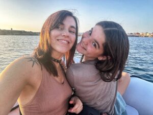 Victoria Maurette Instagram - El amor más grande, el mas eterno que tengo. Mi hija ❤️ Algo bueno hice para que me tocara semejante compañera. La más buena y cariñosa. El tiempo pasa, crecemos juntas y aprendemos a cuidarnos mutuamente. La vida te va sorprendiendo con cosas, que ni te esperas…buenas, malas, de todo tipo. Tan loca que es. Se acerca mi cumple y pienso en los que me rodean, los que están cerca. Como ésta personita que ven conmigo. Y pienso, que el regalo más grande que me puedo dar, es permitirme vivir esta etapa consciente, sana, contenida y presente. Presente con mi familia, mis amores y conmigo. 
En las buenas, y en las no tan buenas ❤️🧚🏽‍♂️