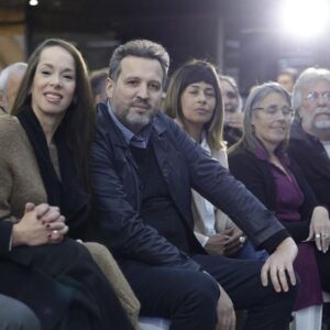 Victoria Onetto Instagram - Acompañé a nuestro gobernador @kicillofok y a @albertosileoniok en el Encuentro Provincial de Educación que se llevó adelante en el @teatroargentinopba a 140 años de la sanción de la Ley ✒️1420.

Esta Ley tan fundamental - y tan arraigada a nuestra identidad como pueblo -  fue sancionada en 1884 y tuvo principal objetivo organizar la escuela primaria para la educación de todos y de todas. La misma, obligaba al Estado a desempeñar un rol esencial en la política educacional, creando, sosteniendo y administrando escuelas para asegurar la educación primaria en todas las provincias. 

140 años después, y en tiempos en dónde desde algunos sectores se continúa discutiendo el papel crucial que cumple la educación pública como herramienta transformadora de la sociedad, recuperar y analizar los antecedentes de la Ley que encuentran sus raíces en la Revolución de Mayo y en las ideas de Belgrano y Mariano Moreno, se torna una tarea necesaria. 

Sigamos defendiendo la escuela pública para todos y todas. Es el único camino de seguir transformando y defendiendo nuestra patria ♥️

#EncuentroProvincialEducación #Ley1420EducaciónPBA #ConstruyendoFuturo

@provinciaba @consejogral.pba @baeducacion @crisalvarezrod