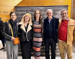 Victoria Onetto Instagram - Con localidades agotadas anoche vibramos con Escarabajos 🪲 
Gracias a todos los directivos y a sus trabajadores del @centroculturaldelacooperacion por recibirnos con tanto cariño .
Feliz de compartir escena con estos queridos compañeros en esta obra maravillosa de @pachoodonnell Escarabajos 🪲 

El teatro es el lugar por excelencia en donde la cultura esta más viva que ¡nunca!

❤️ Gracias a todos los espectadores que nos acompañan y llenaron la sala del @centroculturaldelacooperacion 
Gracias a todos los amigos y amigas que ayer vinieron!
Y especialmente a mi familia que me acompaña y apoya en todo lo que hago ❣️

¡¡Viva el teatro!! 🎭👏🏽
Actriz ❣️

@juanmanuel____correa @nelsonorueda @eloyrossen_ @nacho_esbo @escarabajosok