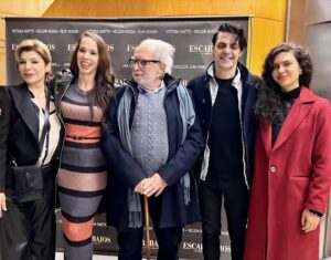 Victoria Onetto Instagram - Con localidades agotadas anoche vibramos con Escarabajos 🪲 
Gracias a todos los directivos y a sus trabajadores del @centroculturaldelacooperacion por recibirnos con tanto cariño .
Feliz de compartir escena con estos queridos compañeros en esta obra maravillosa de @pachoodonnell Escarabajos 🪲 

El teatro es el lugar por excelencia en donde la cultura esta más viva que ¡nunca!

❤️ Gracias a todos los espectadores que nos acompañan y llenaron la sala del @centroculturaldelacooperacion 
Gracias a todos los amigos y amigas que ayer vinieron!
Y especialmente a mi familia que me acompaña y apoya en todo lo que hago ❣️

¡¡Viva el teatro!! 🎭👏🏽
Actriz ❣️

@juanmanuel____correa @nelsonorueda @eloyrossen_ @nacho_esbo @escarabajosok
