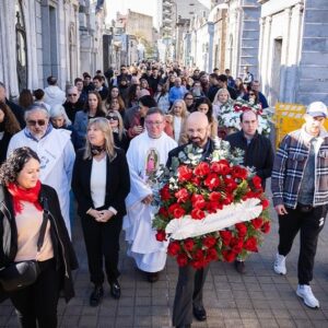 Victoria Onetto Instagram - Junto a la queridísima @crisalvarezrod estuvimos en la celebración de la misa en conmemoración del 72° aniversario del fallecimiento de #Evita en le Cementerio de Recoleta. 

Emocionante mañana homenajeando a nuestra Abanderada de los Humildes quien aún hoy nos continúa iluminando y mostrando el camino. A 72 años de su paso a la Inmortalidad, Eva nos inspira y nos sigue contagiando la valentía y el coraje para construir la patria que tanto soñamos: con más derechos, más libre y más igualitaria.

¡Evita vive en nuestros corazones! ♥️

#EvaEterna @kicillofok