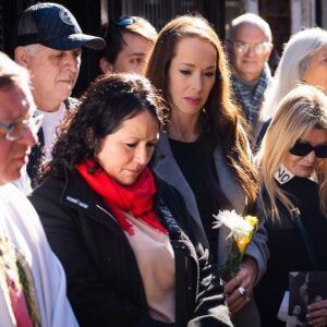 Victoria Onetto Instagram - Junto a la queridísima @crisalvarezrod estuvimos en la celebración de la misa en conmemoración del 72° aniversario del fallecimiento de #Evita en le Cementerio de Recoleta. 

Emocionante mañana homenajeando a nuestra Abanderada de los Humildes quien aún hoy nos continúa iluminando y mostrando el camino. A 72 años de su paso a la Inmortalidad, Eva nos inspira y nos sigue contagiando la valentía y el coraje para construir la patria que tanto soñamos: con más derechos, más libre y más igualitaria.

¡Evita vive en nuestros corazones! ♥️

#EvaEterna @kicillofok