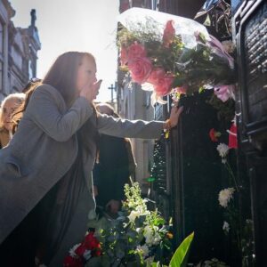 Victoria Onetto Instagram - Junto a la queridísima @crisalvarezrod estuvimos en la celebración de la misa en conmemoración del 72° aniversario del fallecimiento de #Evita en le Cementerio de Recoleta. 

Emocionante mañana homenajeando a nuestra Abanderada de los Humildes quien aún hoy nos continúa iluminando y mostrando el camino. A 72 años de su paso a la Inmortalidad, Eva nos inspira y nos sigue contagiando la valentía y el coraje para construir la patria que tanto soñamos: con más derechos, más libre y más igualitaria.

¡Evita vive en nuestros corazones! ♥️

#EvaEterna @kicillofok