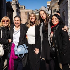 Victoria Onetto Instagram - Junto a la queridísima @crisalvarezrod estuvimos en la celebración de la misa en conmemoración del 72° aniversario del fallecimiento de #Evita en le Cementerio de Recoleta. 

Emocionante mañana homenajeando a nuestra Abanderada de los Humildes quien aún hoy nos continúa iluminando y mostrando el camino. A 72 años de su paso a la Inmortalidad, Eva nos inspira y nos sigue contagiando la valentía y el coraje para construir la patria que tanto soñamos: con más derechos, más libre y más igualitaria.

¡Evita vive en nuestros corazones! ♥️

#EvaEterna @kicillofok