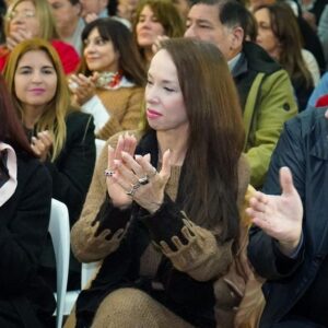 Victoria Onetto Instagram - Acompañé a nuestro gobernador @kicillofok y a @albertosileoniok en el Encuentro Provincial de Educación que se llevó adelante en el @teatroargentinopba a 140 años de la sanción de la Ley ✒️1420.

Esta Ley tan fundamental - y tan arraigada a nuestra identidad como pueblo -  fue sancionada en 1884 y tuvo principal objetivo organizar la escuela primaria para la educación de todos y de todas. La misma, obligaba al Estado a desempeñar un rol esencial en la política educacional, creando, sosteniendo y administrando escuelas para asegurar la educación primaria en todas las provincias. 

140 años después, y en tiempos en dónde desde algunos sectores se continúa discutiendo el papel crucial que cumple la educación pública como herramienta transformadora de la sociedad, recuperar y analizar los antecedentes de la Ley que encuentran sus raíces en la Revolución de Mayo y en las ideas de Belgrano y Mariano Moreno, se torna una tarea necesaria. 

Sigamos defendiendo la escuela pública para todos y todas. Es el único camino de seguir transformando y defendiendo nuestra patria ♥️

#EncuentroProvincialEducación #Ley1420EducaciónPBA #ConstruyendoFuturo

@provinciaba @consejogral.pba @baeducacion @crisalvarezrod