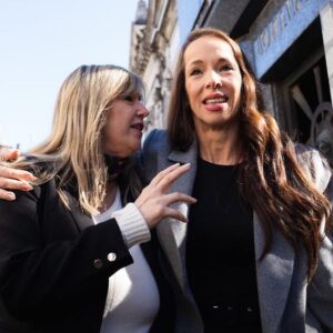Victoria Onetto Instagram - Junto a la queridísima @crisalvarezrod estuvimos en la celebración de la misa en conmemoración del 72° aniversario del fallecimiento de #Evita en le Cementerio de Recoleta. 

Emocionante mañana homenajeando a nuestra Abanderada de los Humildes quien aún hoy nos continúa iluminando y mostrando el camino. A 72 años de su paso a la Inmortalidad, Eva nos inspira y nos sigue contagiando la valentía y el coraje para construir la patria que tanto soñamos: con más derechos, más libre y más igualitaria.

¡Evita vive en nuestros corazones! ♥️

#EvaEterna @kicillofok