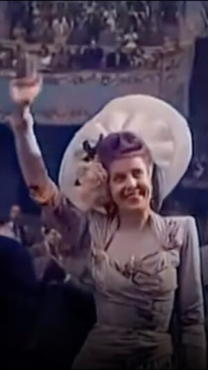 Victoria Onetto Instagram - Un 26 de julio de 1952, hace 72 años, los argentinos despedíamos a Eva Duarte de Perón, para todos y todas, Evita. Sin dudas una de las mujeres más importantes de nuestra historia.

Eva había nacido en Los Toldos, provincia de Buenos Aires, un 7 de mayo de 1919. Siempre promovió una visión de la identidad nacional basada en la inclusión y la justicia social.

Cuando falleció, Eva Duarte ya era la abanderada de la cultura popular y el cambio social en nuestro país. Por eso siempre estará presente en cada espacio donde se vive y respira nuestra cultura 🤍

#evitaeterna 

@kicillofok @fsaintout @buenosairescultura @provinciaba @casaevitapba