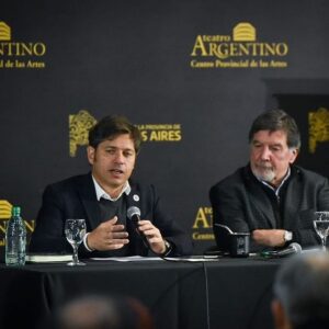 Victoria Onetto Instagram - Acompañé a nuestro gobernador @kicillofok y a @albertosileoniok en el Encuentro Provincial de Educación que se llevó adelante en el @teatroargentinopba a 140 años de la sanción de la Ley ✒️1420.

Esta Ley tan fundamental - y tan arraigada a nuestra identidad como pueblo -  fue sancionada en 1884 y tuvo principal objetivo organizar la escuela primaria para la educación de todos y de todas. La misma, obligaba al Estado a desempeñar un rol esencial en la política educacional, creando, sosteniendo y administrando escuelas para asegurar la educación primaria en todas las provincias. 

140 años después, y en tiempos en dónde desde algunos sectores se continúa discutiendo el papel crucial que cumple la educación pública como herramienta transformadora de la sociedad, recuperar y analizar los antecedentes de la Ley que encuentran sus raíces en la Revolución de Mayo y en las ideas de Belgrano y Mariano Moreno, se torna una tarea necesaria. 

Sigamos defendiendo la escuela pública para todos y todas. Es el único camino de seguir transformando y defendiendo nuestra patria ♥️

#EncuentroProvincialEducación #Ley1420EducaciónPBA #ConstruyendoFuturo

@provinciaba @consejogral.pba @baeducacion @crisalvarezrod