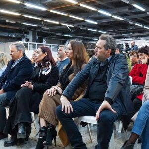 Victoria Onetto Instagram - Acompañé a nuestro gobernador @kicillofok y a @albertosileoniok en el Encuentro Provincial de Educación que se llevó adelante en el @teatroargentinopba a 140 años de la sanción de la Ley ✒️1420.

Esta Ley tan fundamental - y tan arraigada a nuestra identidad como pueblo -  fue sancionada en 1884 y tuvo principal objetivo organizar la escuela primaria para la educación de todos y de todas. La misma, obligaba al Estado a desempeñar un rol esencial en la política educacional, creando, sosteniendo y administrando escuelas para asegurar la educación primaria en todas las provincias. 

140 años después, y en tiempos en dónde desde algunos sectores se continúa discutiendo el papel crucial que cumple la educación pública como herramienta transformadora de la sociedad, recuperar y analizar los antecedentes de la Ley que encuentran sus raíces en la Revolución de Mayo y en las ideas de Belgrano y Mariano Moreno, se torna una tarea necesaria. 

Sigamos defendiendo la escuela pública para todos y todas. Es el único camino de seguir transformando y defendiendo nuestra patria ♥️

#EncuentroProvincialEducación #Ley1420EducaciónPBA #ConstruyendoFuturo

@provinciaba @consejogral.pba @baeducacion @crisalvarezrod