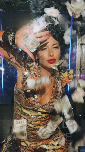 Victoria Unikel Instagram - We all need this machine at home , money bath after shower 💸💵💶💷💴🤑💰💲 …. And I’m working on something new……something related 😜

#money 
During @artheartsfashion #miamiswimweek2024