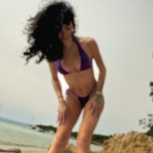 Victoria Volkova Instagram - 🌊 Ｌａｓ ｏｌａｓ ｓｅ ｅｖａｐｏｒａｒｏｎ
 ｙ  ｅｎ ｌｏｓ  ｃｉｅｌｏｓ  ｓｅ ｅｓｔｒｅｌｌａｒｏｎ
Ｌａｓ  ｏｌａｓ  ｑｕｅ  ｙａ  ｓｅ  ｆｕｅｒｏｎ 🩵