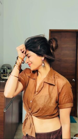 Vijayalakshmi Instagram - Which one is your favourite? 
Pink or brown? 

#sun #light #filter #transition #grwm #vgstyle #favourite #song #gorgeous #colours #pink #brown #slomo