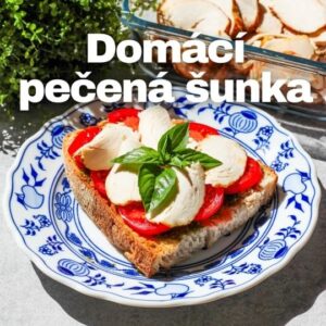 Viktorie Hrazdílková Instagram - Jsi tým šunka 🍖 nebo sýr 🧀? 

PEČENÁ ŠUNKA 🍖👩‍🍳🧑‍🍳 

🍖 2 kuřecí prsa
🍖 1 ČL mleté papriky
🍖 1/2 ČL soli 
🍖 koření dle chuti 

Postup: Kuřecí prsa (v celku) obal ve směsi koření a zabal do pečícího papíru. Dej péct do předem vyhřáté trouby na 180°C/30 min. Po upečení nechej vychladnout a nakrájej na tenké plátky 😋👩‍🍳🧑‍🍳. 

Baví tě mé recepty?👩‍🍳 Podpoř mou tvorbu ❤, sdílením a milým komentem 🥰. 

Chceš mít mé rychlé recepty přehledně a pohromadě 👉 podpoř mou tvorbu a objednej si mou NOVOU kuchařku jen za 169 Kč na webu 𝗳𝗶𝘁𝘃𝗶𝗸𝗶.𝗰𝘇 👩‍🍳📖😋 

Chceš začít cvičit doma efektivně s viditelnými výsledky? Mrkni na web 𝗳𝗶𝘁𝘃𝗶𝗸𝗶.𝗰𝘇 a začni se mnou cvičit podle VIP členství - nyní jen za 199Kč / měsíc 💪❤️. 

Nutriční hodnoty 100g šunky:
B: 31,3g
S: 1,8g
T: 2,2g
152 kcal 

#sunka #pecenasunka #domacisunka #sendvic #ham #snack #svacina #bilkoviny #chleba #bread #lowcarb #keto #dnesvecerim #dinner #weightlossfood #dnesjim #dnesjem #zdravevareni #zdravejidlo #zdravyrecept #rychlyrecept #rychlejidlo #dnesjimfit #recept #inspirace #motivace #czechfitnessgirl #hubnuti #fitnesscz #weightlossrecipes