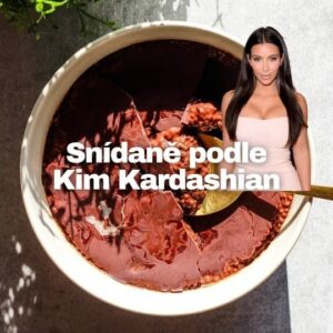 Viktorie Hrazdílková Instagram - Vyzkoušíš? Já to naprosto miluju 😋 

CHIA ČOKO DEZERT 😋👩‍🍳👨‍🍳 

🍫 4 PL chia semínek
🍫 200ml mléka
🍫 1 PL proteinu
🍫 2 PL čekankového sirupu
🍫 2 PL kakaa
🍫 30g rozpuštěné čoko 

Postup: Smíchej chia semínka, mléko (já dala rostlinné), protein (lze vynechat), čekankový sirup (nebo med) a kakao a směs nechej 5 min odstát. Následně zalij rozpuštěnou čokoládou a nechej alespoň 15 min v lednici 👌😋👩‍🍳👨‍🍳. 

Baví tě mé recepty?👩‍🍳 Podpoř mou tvorbu ❤, sdílením a milým komentem 🥰. 

Chceš mít mé rychlé recepty přehledně a pohromadě 👉 podpoř mou tvorbu a objednej si mou NOVOU kuchařku jen za 169 Kč na webu 𝗳𝗶𝘁𝘃𝗶𝗸𝗶.𝗰𝘇 👩‍🍳📖😋 

Chceš začít cvičit doma efektivně s viditelnými výsledky? Mrkni na web 𝗳𝗶𝘁𝘃𝗶𝗸𝗶.𝗰𝘇 a začni se mnou cvičit podle VIP členství - nyní jen za 199Kč / měsíc 💪❤️. 

Nutriční hodnoty celé porce:
B: 23,1g
S: 28,7g
T: 30,7g
484 kcal 

#chiadezert #bilkoviny #hubnuti #chocolate #chiadessert #snack #svacina #snidane #dnessnidam #rychlejidlo #jidlo #jedlo #recepty #inspirace #motivace #fitnessrecepty #zdraverecepty #rychlerecepty #dnesjimfit  #dnesjim #dnesjem #recipe #fitnessgirl #chiapudink #czechfitnessgirl #recept #zdravejedlo #kimkardashian #chia #pudding