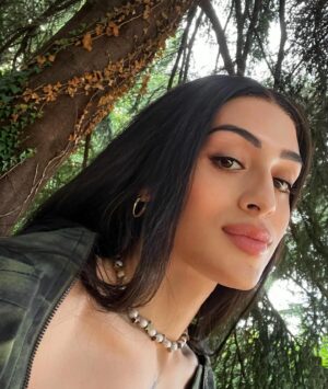 Villano Antillano Instagram - “What she had realized was that love was that moment when your heart was about to burst.”

-🤍-

Barcelona!!! Costa Rica!!! 
PRIMER AVISO!!! 🌸🩷
su vampiresa favorita llega muy prontito 
a donde ustedes, ¡nos vemos allá afuera!
tengo tantas ganas de verles!!! 

-🤍-