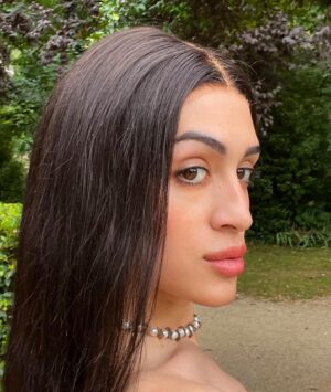Villano Antillano Instagram - “What she had realized was that love was that moment when your heart was about to burst.”

-🤍-

Barcelona!!! Costa Rica!!! 
PRIMER AVISO!!! 🌸🩷
su vampiresa favorita llega muy prontito 
a donde ustedes, ¡nos vemos allá afuera!
tengo tantas ganas de verles!!! 

-🤍-