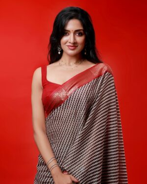Vimala Raman Instagram - Slaying the saree game with a pinch of swag ❤️😎❤️‍🔥

Photography @justinantonyphotography 
Makeup @renjurenjimar 
Hair @sudhiar.hairandmakeup 
PR @nabel_marketer 
Studio @picco.kochi 

#vimalaraman #sareestyle #sareeswag #actress #actor #malayalamcinema #tamilcinema #telugucinema