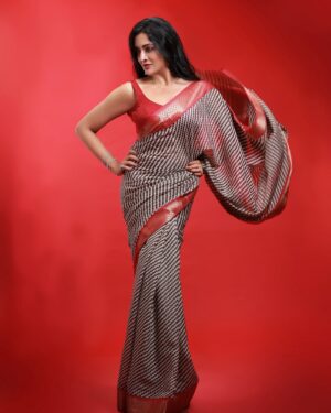 Vimala Raman Instagram - Slaying the saree game with a pinch of swag ❤️😎❤️‍🔥

Photography @justinantonyphotography 
Makeup @renjurenjimar 
Hair @sudhiar.hairandmakeup 
PR @nabel_marketer 
Studio @picco.kochi 

#vimalaraman #sareestyle #sareeswag #actress #actor #malayalamcinema #tamilcinema #telugucinema