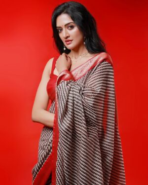Vimala Raman Instagram - Slaying the saree game with a pinch of swag ❤️😎❤️‍🔥

Photography @justinantonyphotography 
Makeup @renjurenjimar 
Hair @sudhiar.hairandmakeup 
PR @nabel_marketer 
Studio @picco.kochi 

#vimalaraman #sareestyle #sareeswag #actress #actor #malayalamcinema #tamilcinema #telugucinema